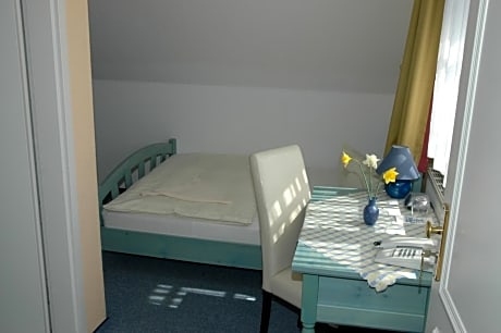 Country-Style Single Room