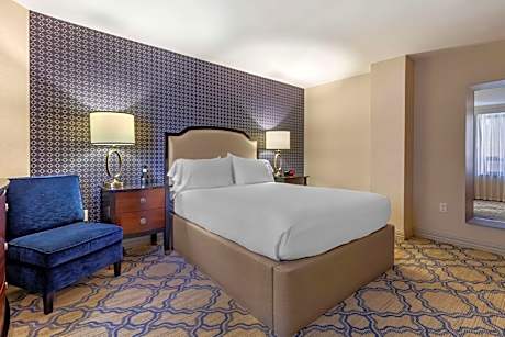 King Room with Roll-In Shower and View - Mobility Accessible/Non-Smoking