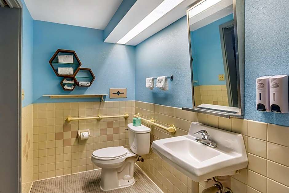 HomeTowne Studios by Red Roof Lancaster