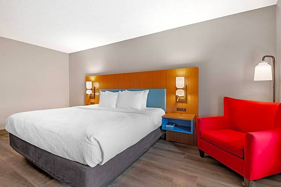 Country Inn & Suites by Radisson, West Bend, WI