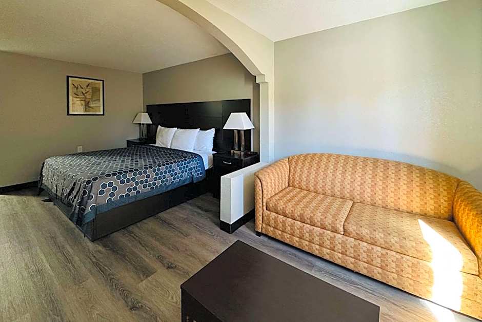 Econo Lodge Inn & Suites