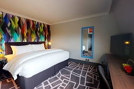 Club Room (FREE GYM & POOL ACCESS)