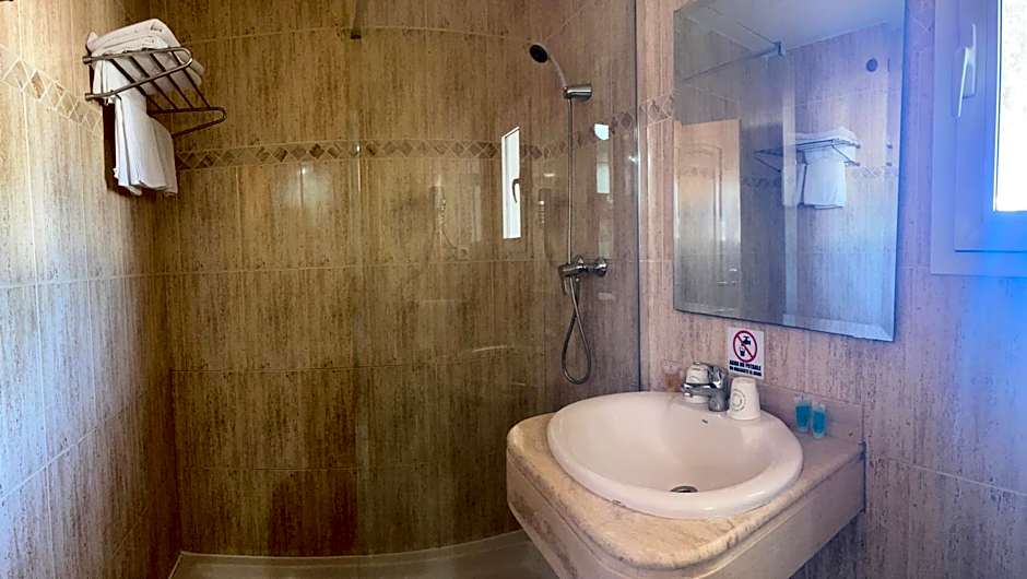 Bayo Lirola Hotel Balisa
