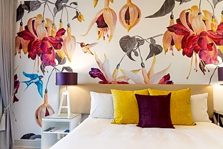 Family, Larger Executive Family room, Bedroom 1: 1 King, Bedroom 2: 2 Twin