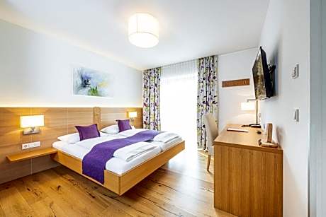 Suite with Balcony and Mountain View