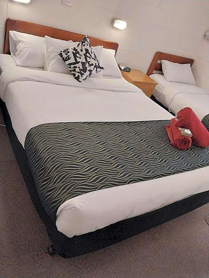 Golden Peak Motel PeakHill