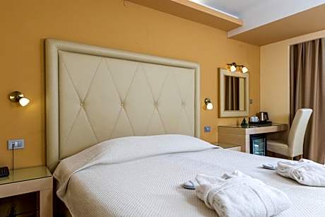 Double/Twin Room with Balcony and Sea View