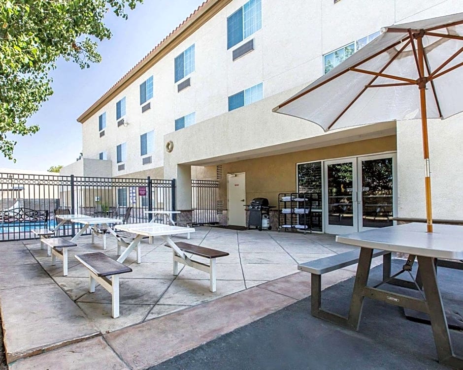 Comfort Suites Bakersfield