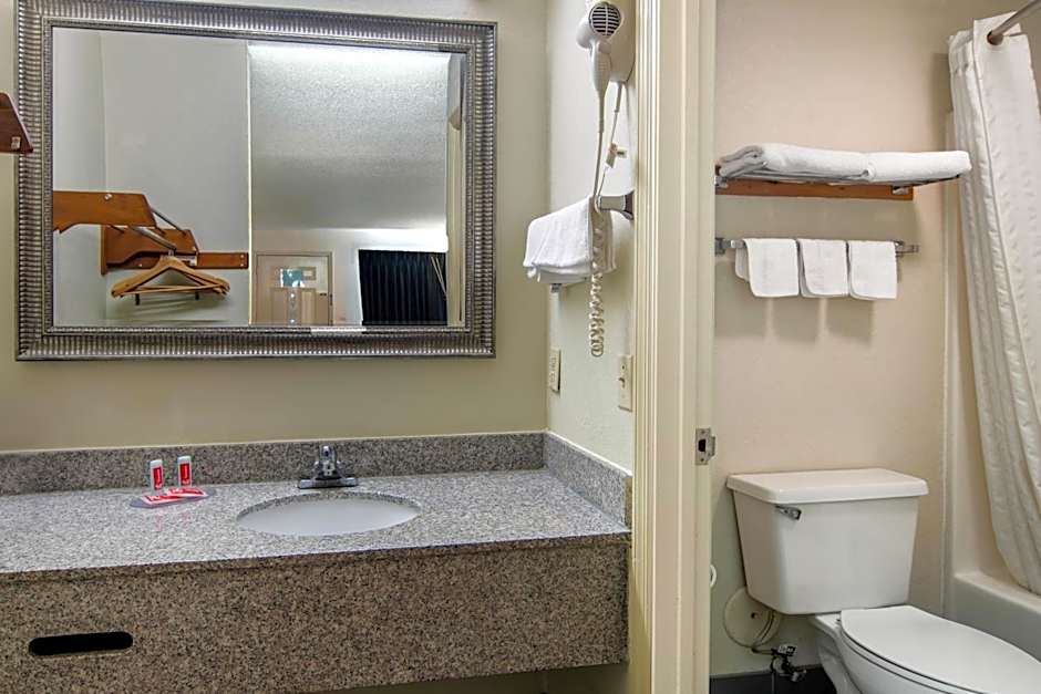 Econo Lodge Inn & Suites