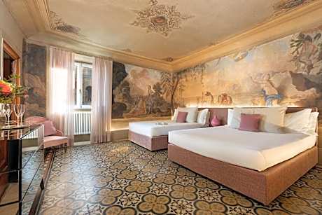 Queen Suite with Spa Bath
