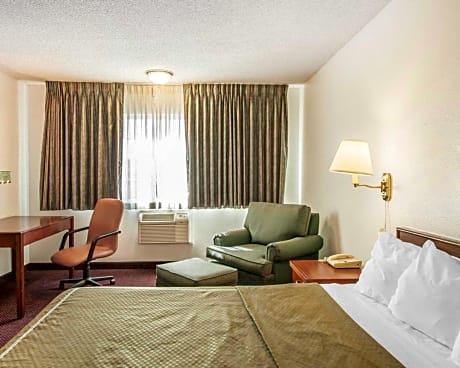 1 Queen Bed - Smoking