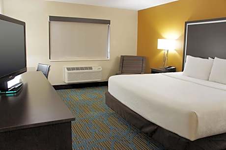 1 King Bed Non-Smoking