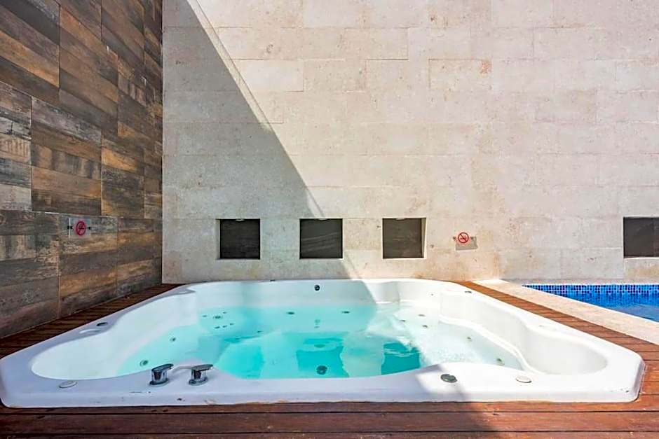 OneBR w Balcony or Small Studio in Playa del Carmen, BBQ, Pool Infinite, Whirlpool, AC, TV Smart, 200mb