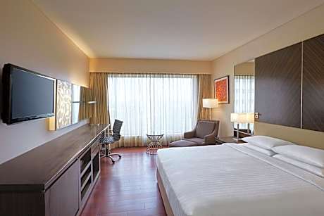 Deluxe King Room with City View - 15% off on Spa and 20% off on Laundry