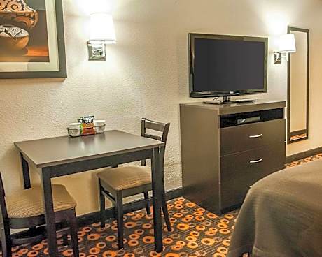 King Suite - Accessible/Non-Smoking