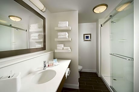 2 Queens Mobility/Hearing Access Tub Nosmok