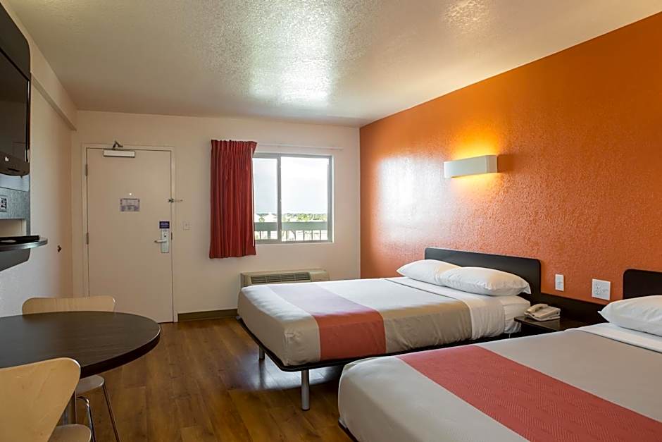 Motel 6 Cutler Bay