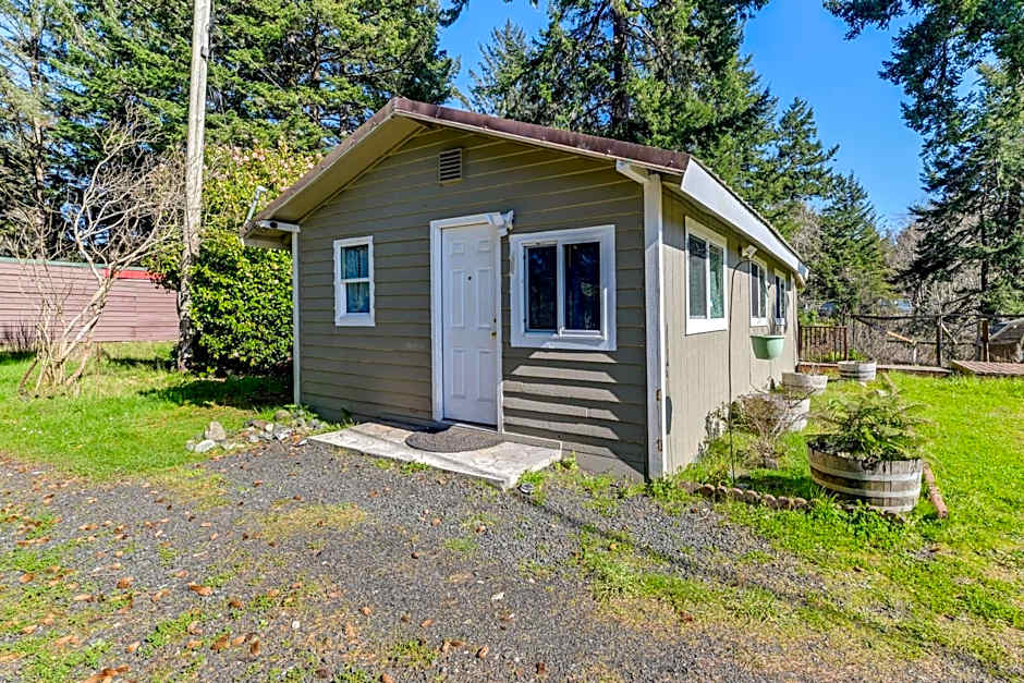 Cozy Coos Bay Retreat with On-Site Creek and Fishing!