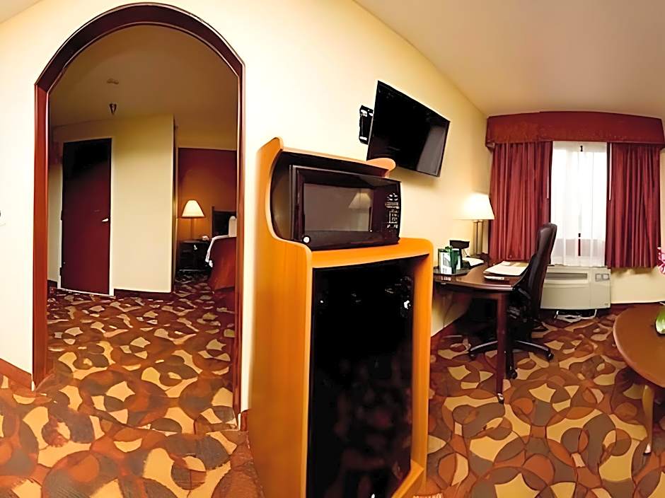 Quality Inn & Suites Kansas City I-435n Near Sports Complex