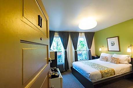 Deluxe Queen Suite