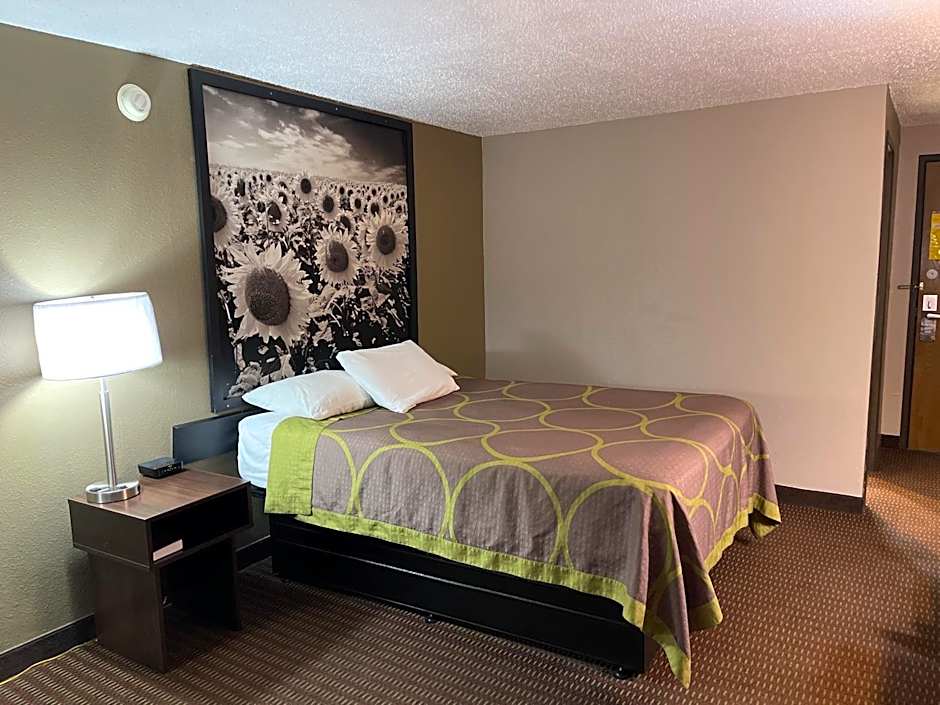 Super 8 by Wyndham Bismarck