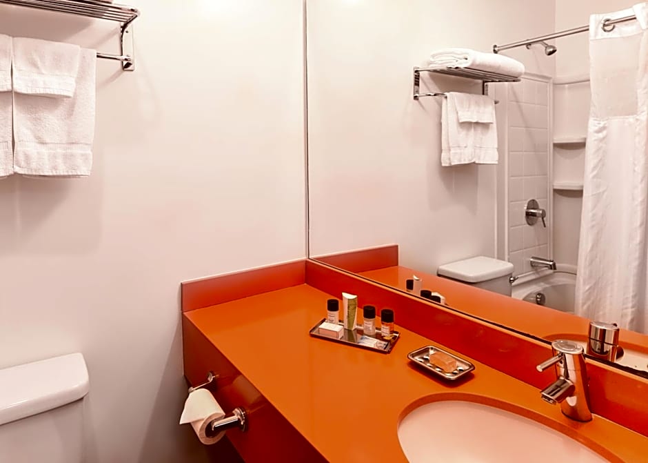 The Tangerine - a Burbank Hotel