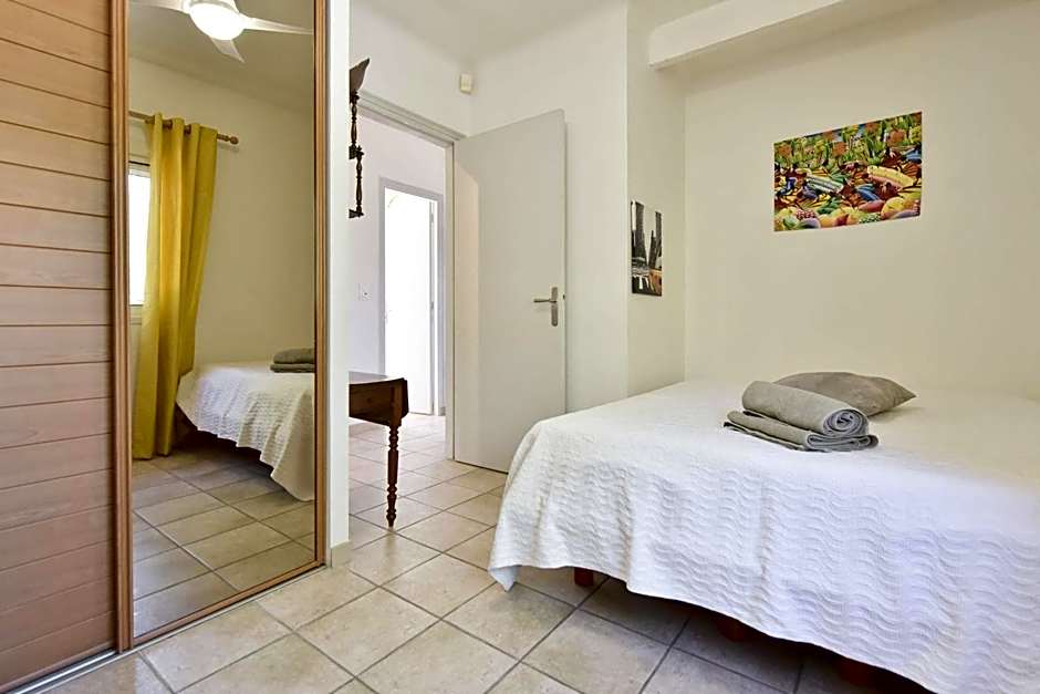 Family house with swimming pool & sea view