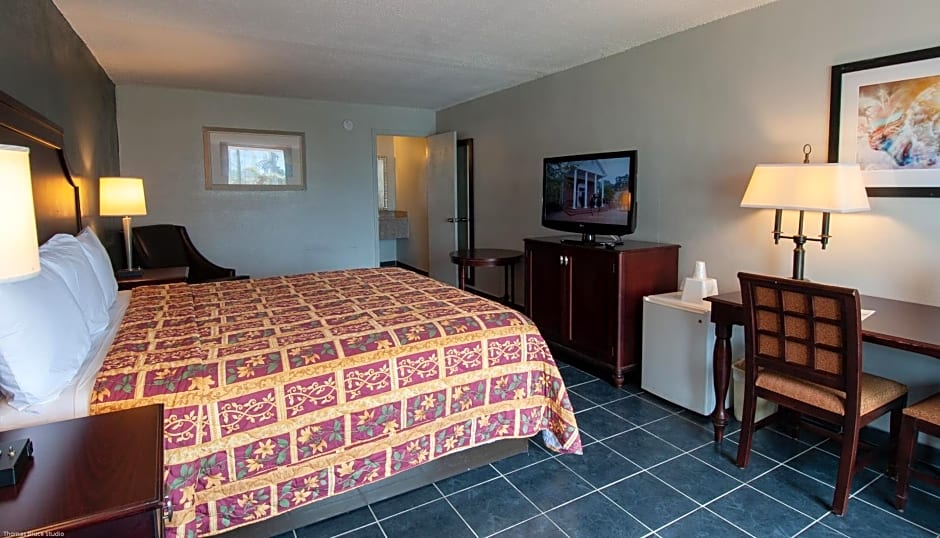 Express Inn & Suites - 5 Miles from St Petersburg Clearwater Airport