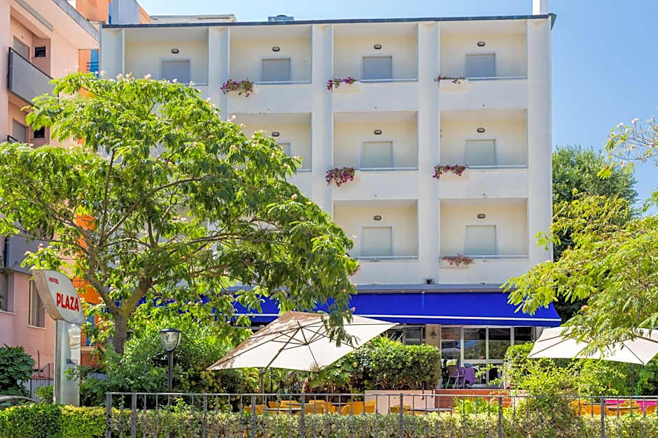 Hotel Plaza con piscina