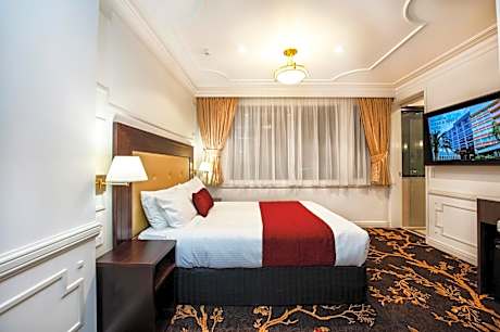 Luxury Queen Suite with Spa Bath