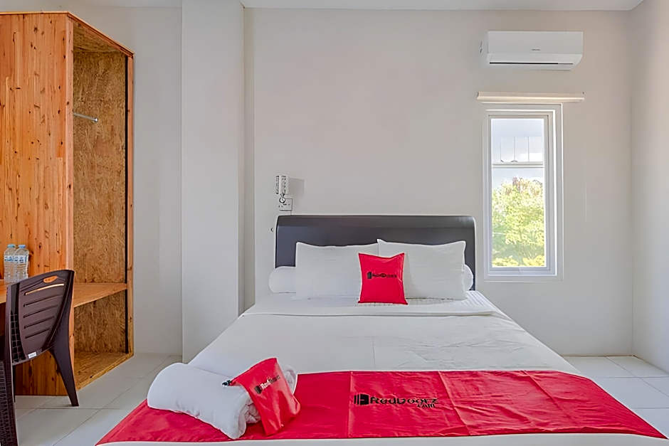 RedDoorz Plus Syariah @ Raya Nginden 2