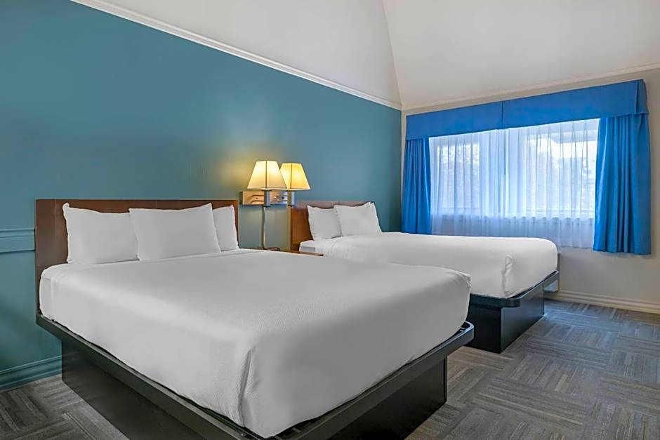 Econo Lodge Inn & Suites