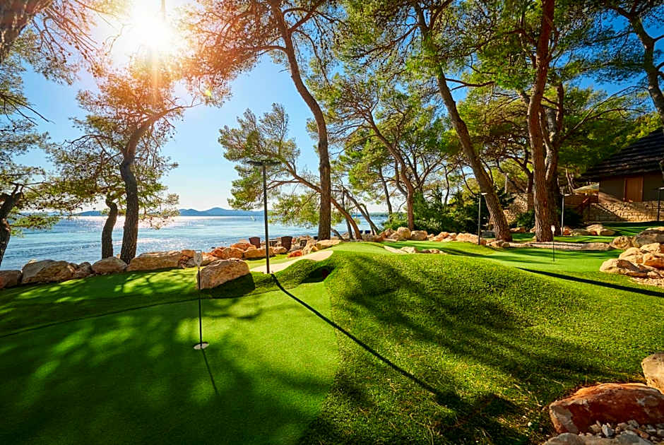 Pine Beach Pakostane Glamping Homes - All Inclusive light