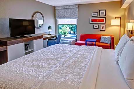 King Room with Pool View - Non-Smoking