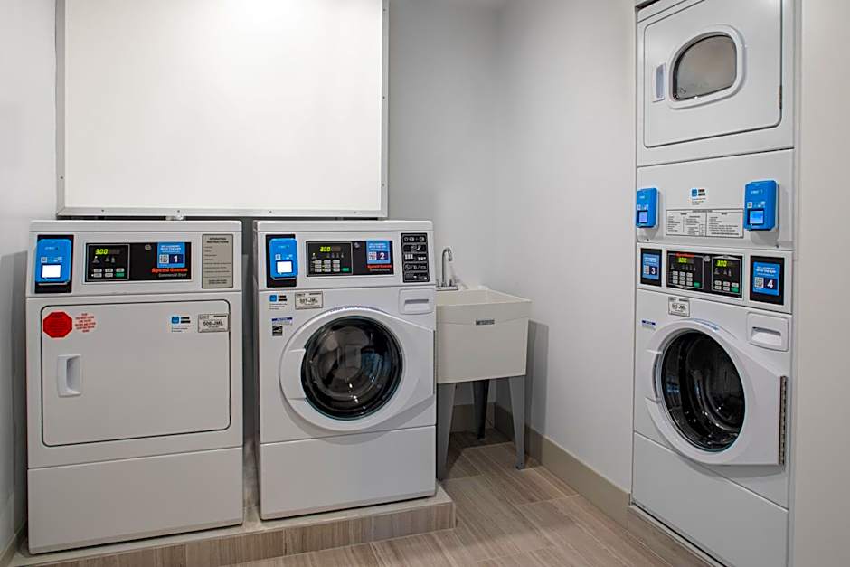 Holiday Inn Express & Suites Woodside LaGuardia Airport By IHG