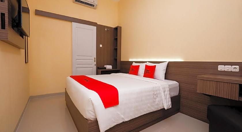 RedDoorz Plus near Paragon Mall Semarang