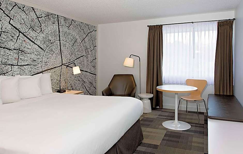 Coast Canmore Hotel & Conference Centre