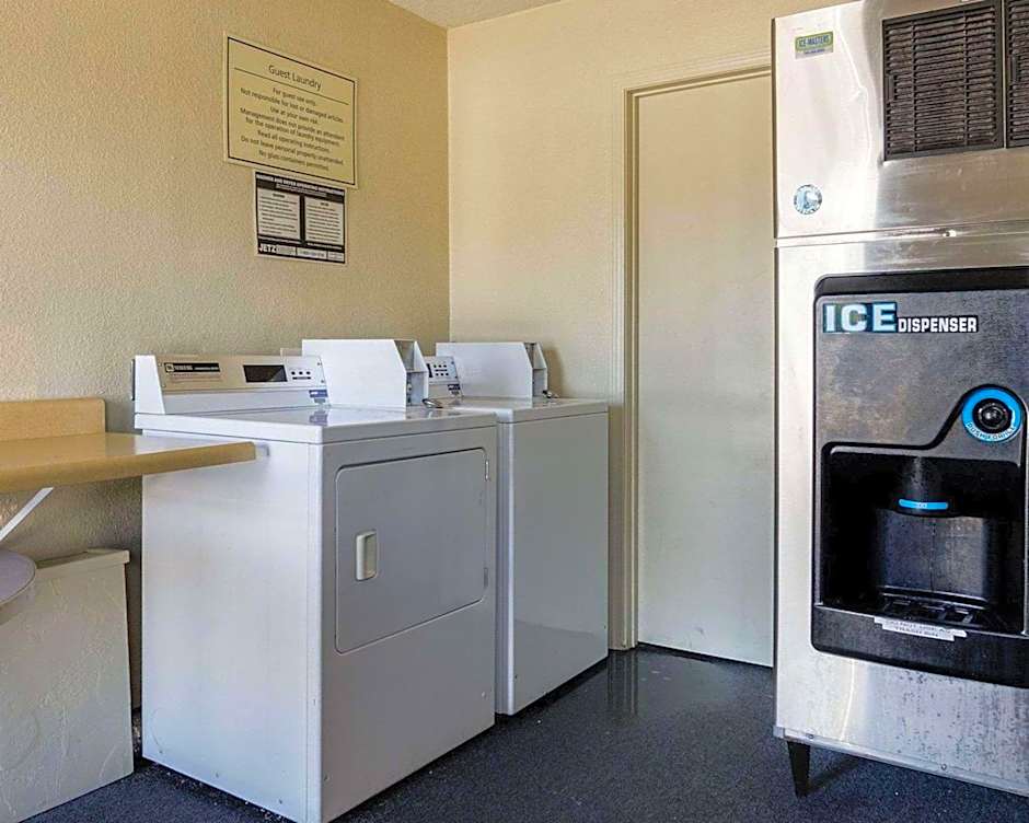 Econo Lodge Lawrence near University