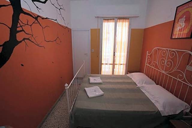 Sunflower Beach Backpacker Hostel & Bar