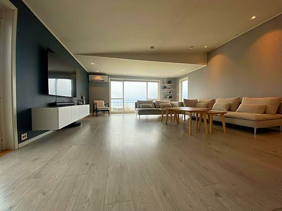 Landlig enebolig med utsikt