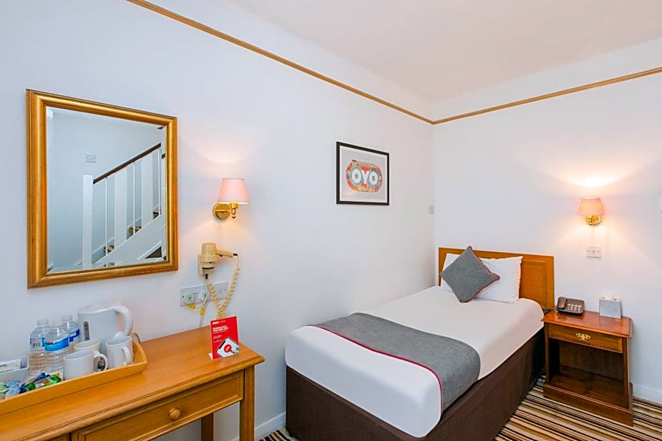 OYO Stade Court Hotel