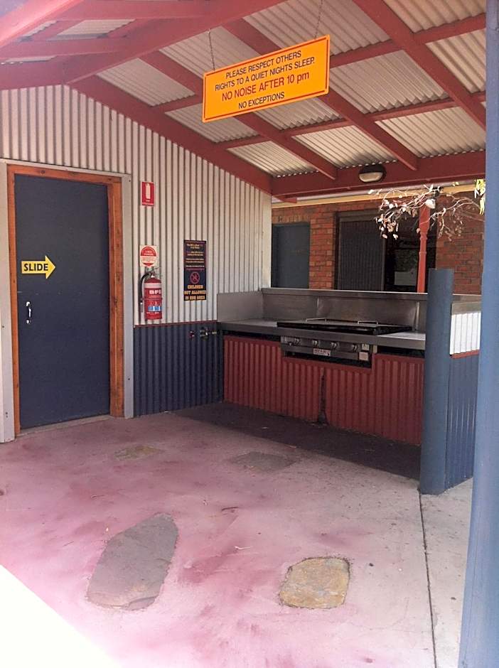 Golden Country Motel and Caravan Park