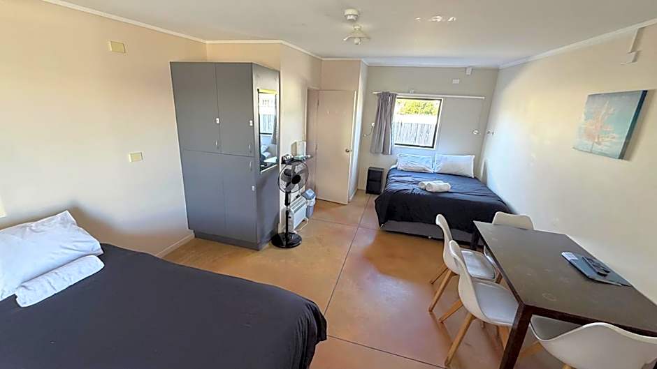 Beachcomber Lodge & Backpacker
