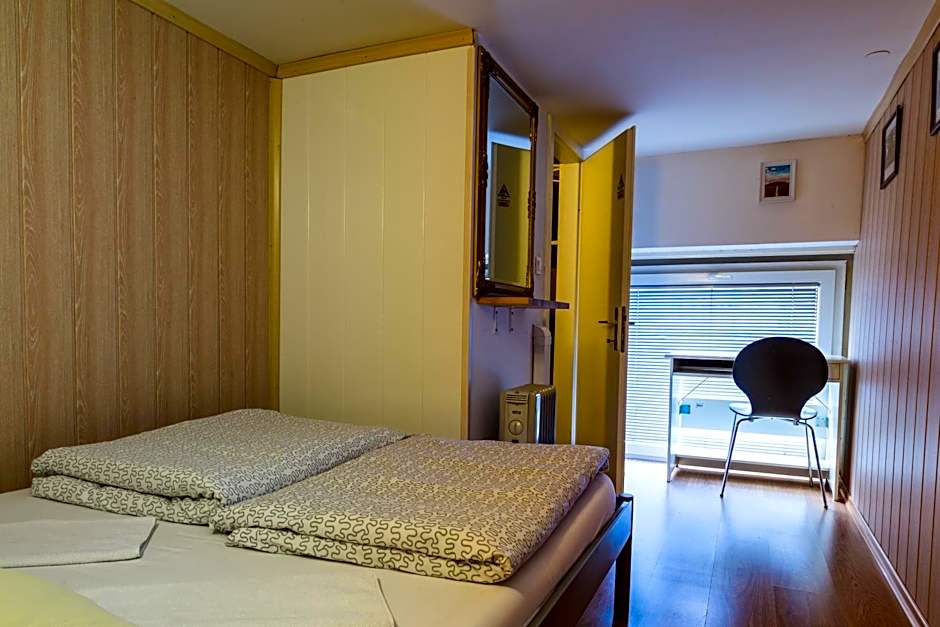 Hostel 24