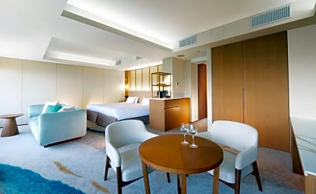 Suite with Sea View - Club Lounge Access