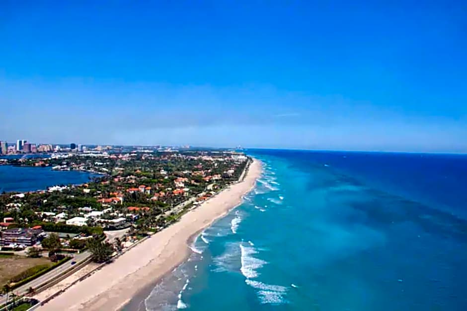 Palm Beach Paradise Walk to Beach Pool WiFi 86" TV WiFi