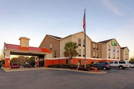 Holiday Inn Express & Suites Milton East I-10, an IHG Hotel