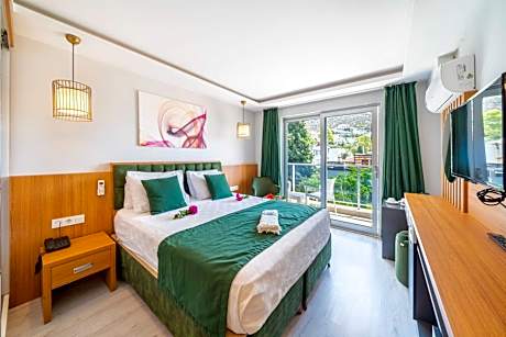 Deluxe Double Room with Side Sea View