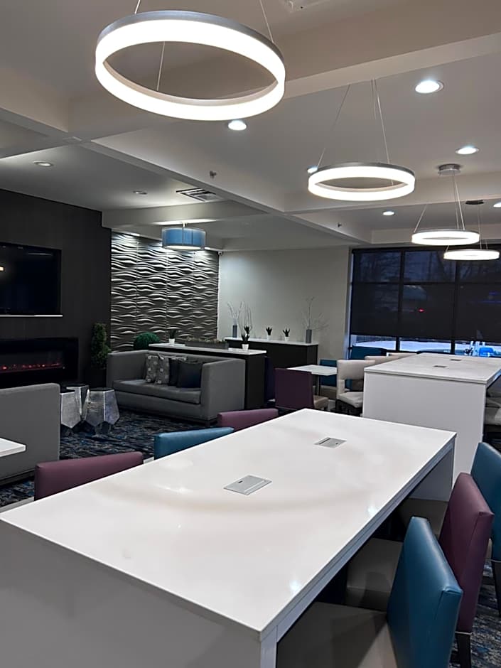 La Quinta Inn & Suites by Wyndham Maingate Fort Jackson