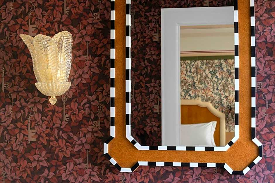 The Stoneleigh, Autograph Collection